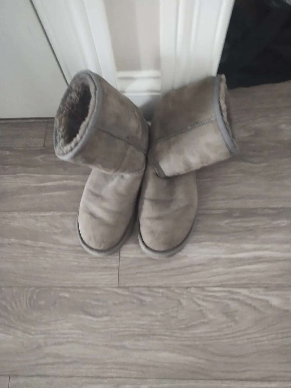 UGG Classic Short Shearling Boots in Gray Taupe Size 9